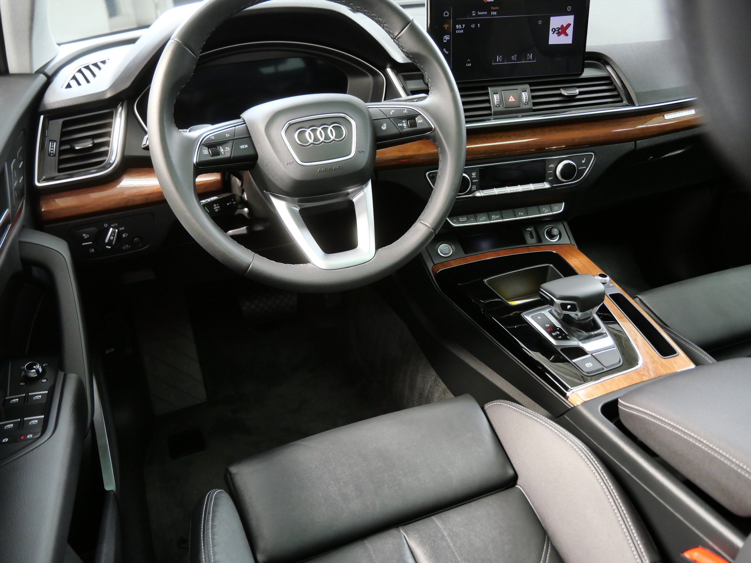 Used 2023 Audi Q5 e Premium w/ Convenience Package AWD/4WD image 2