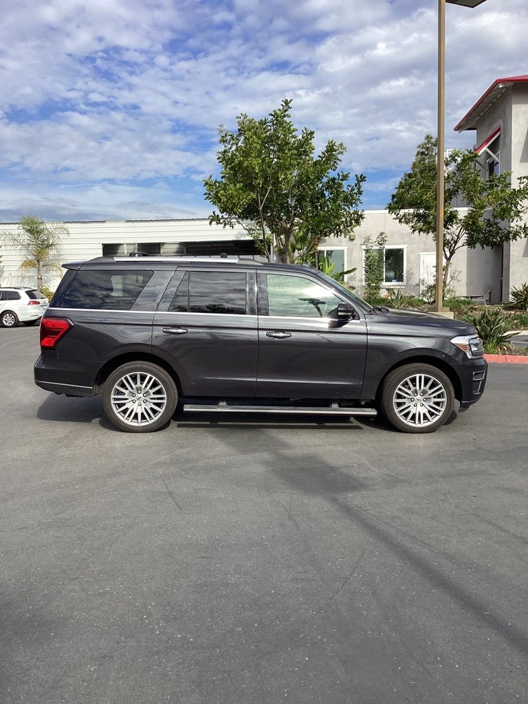 Used 2024 Ford Expedition Limited image 3