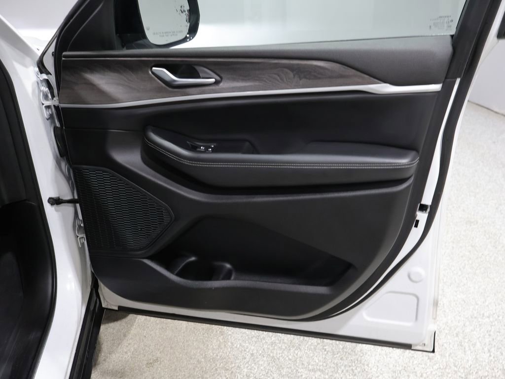 Certified 2023 Jeep Grand Cherokee Limited w/ Black Appearance Package image 24