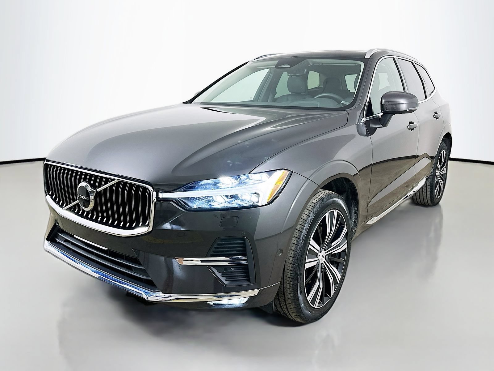 Used 2023 Volvo XC60 B5 Plus AWD/4WD image 1