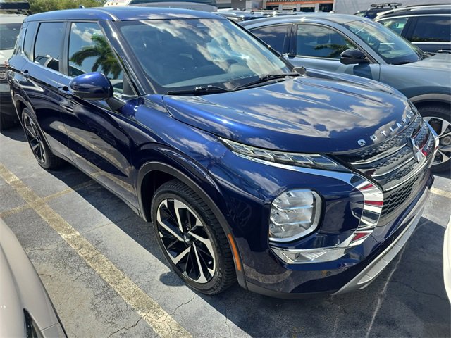 Used 2024 Mitsubishi Outlander SE image 2