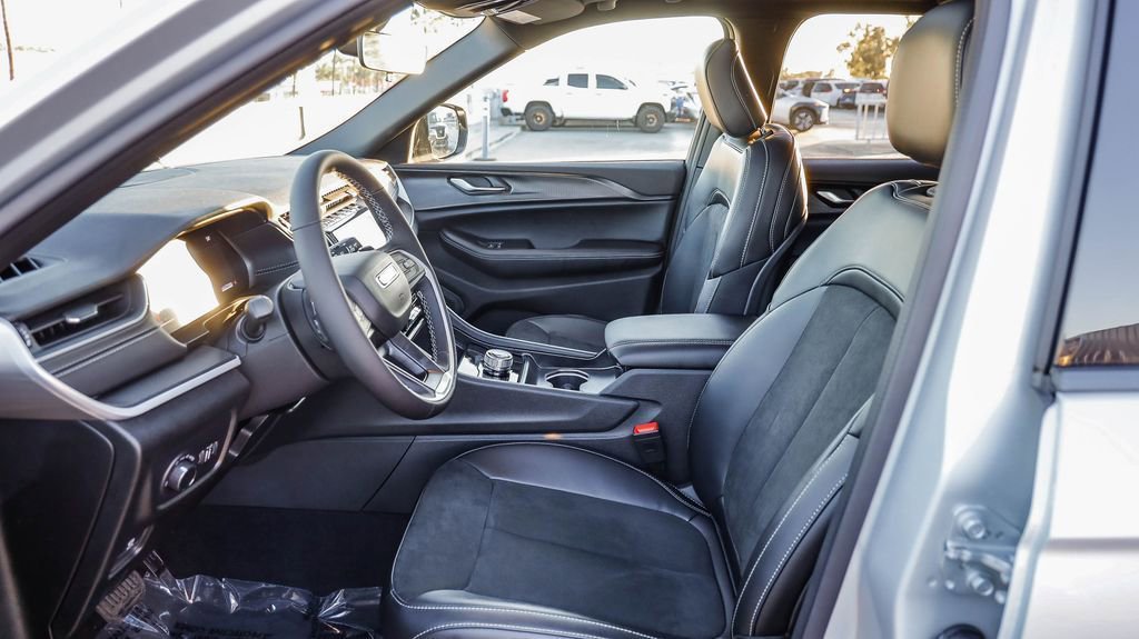 New 2025 Jeep Grand Cherokee Altitude image 19