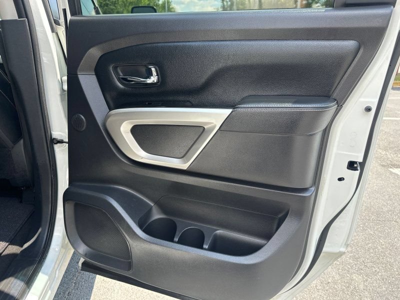 Used 2018 Nissan Titan PRO-4X w/ Pro-4x Convenience Package AWD/4WD image 13