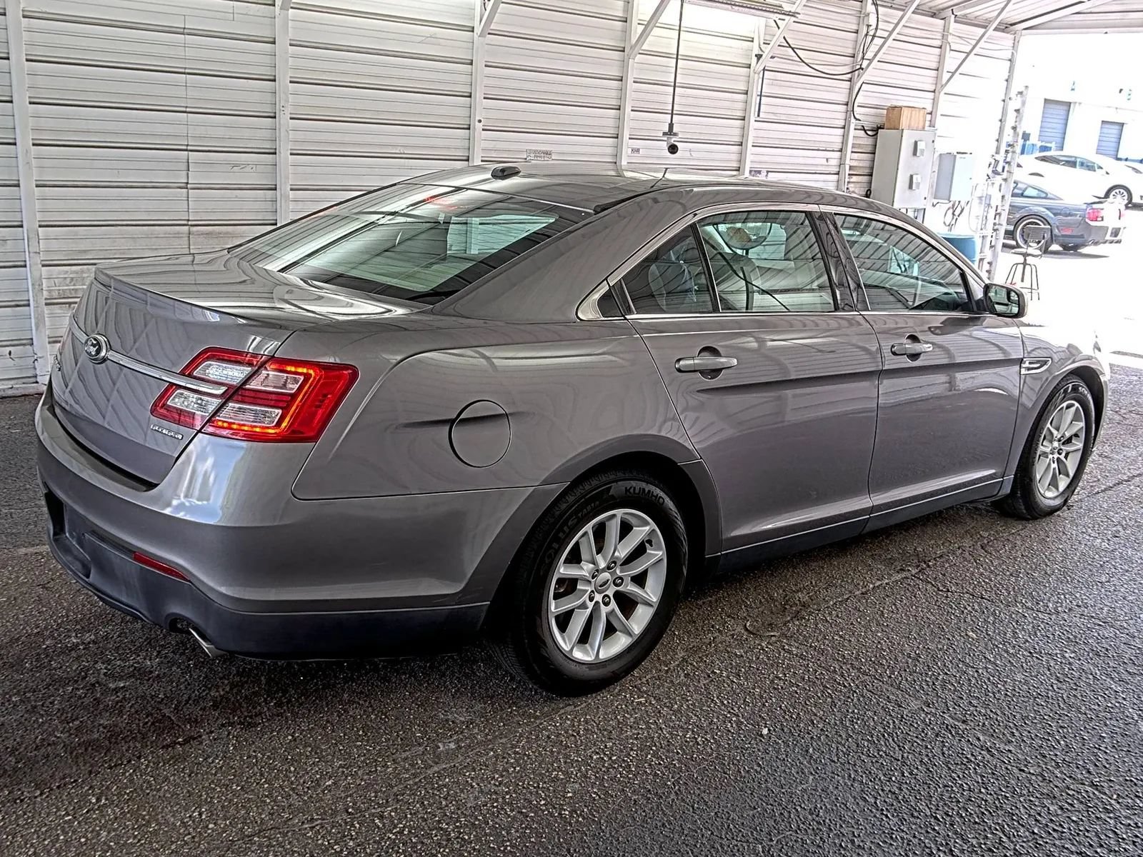 Used 2014 Ford Taurus SE FWD image 4
