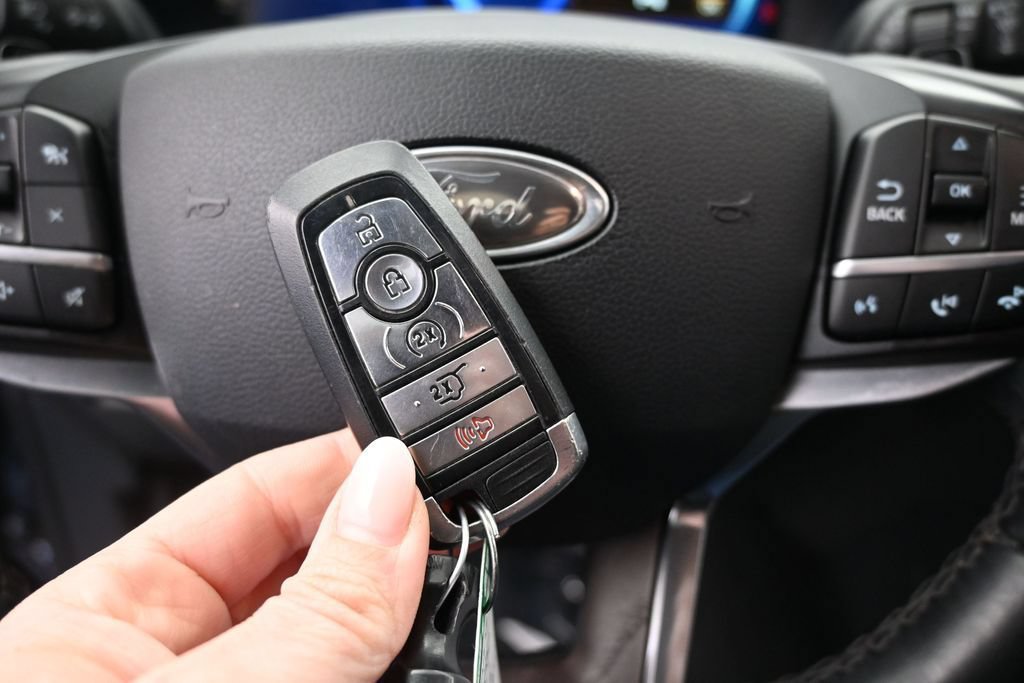 Used 2020 Ford Explorer Platinum w/ Premium Technology Package AWD/4WD image 36