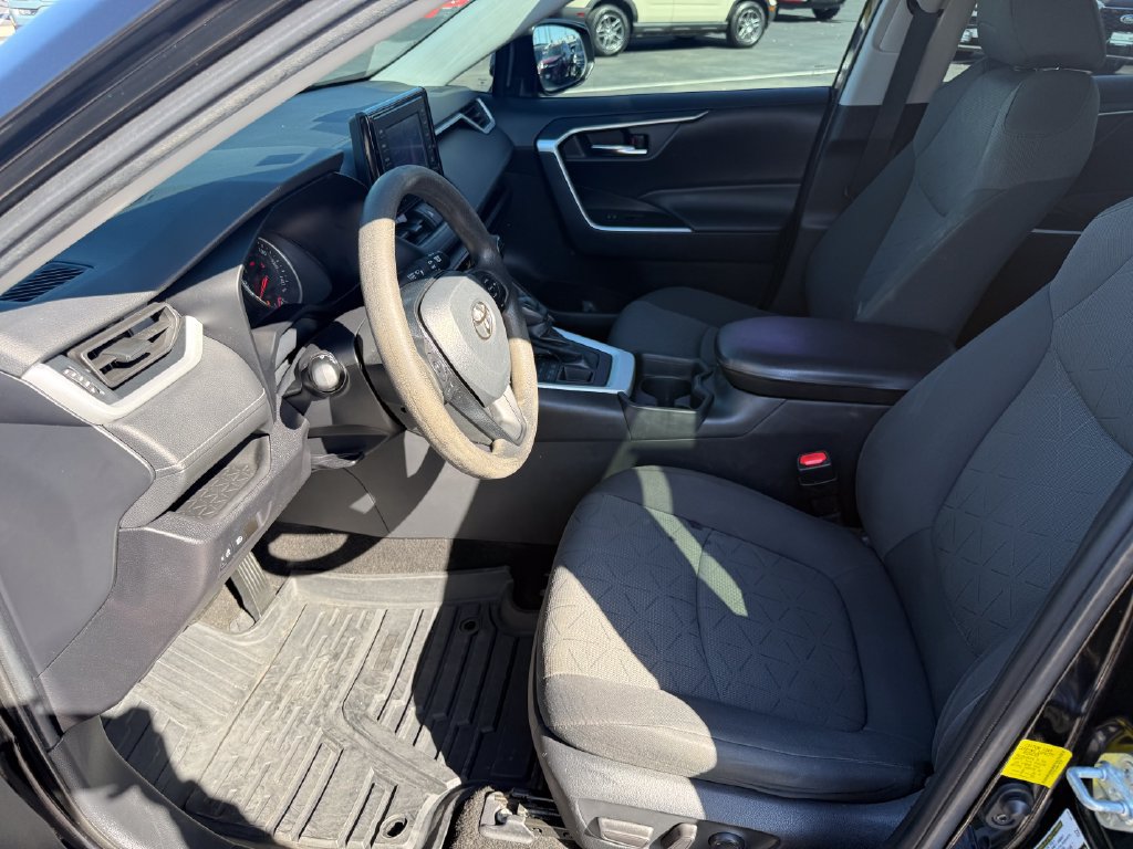 Used 2021 Toyota RAV4 XLE AWD/4WD image 14