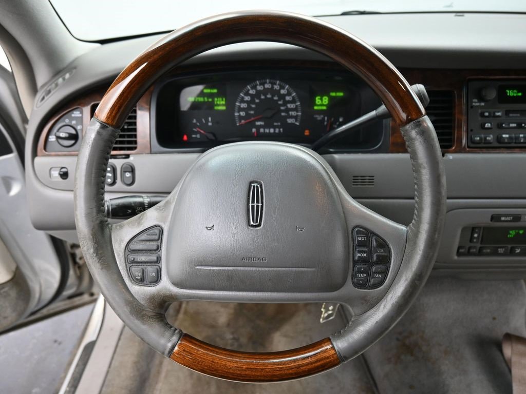 Used 2002 Lincoln Town Car Signature image 13