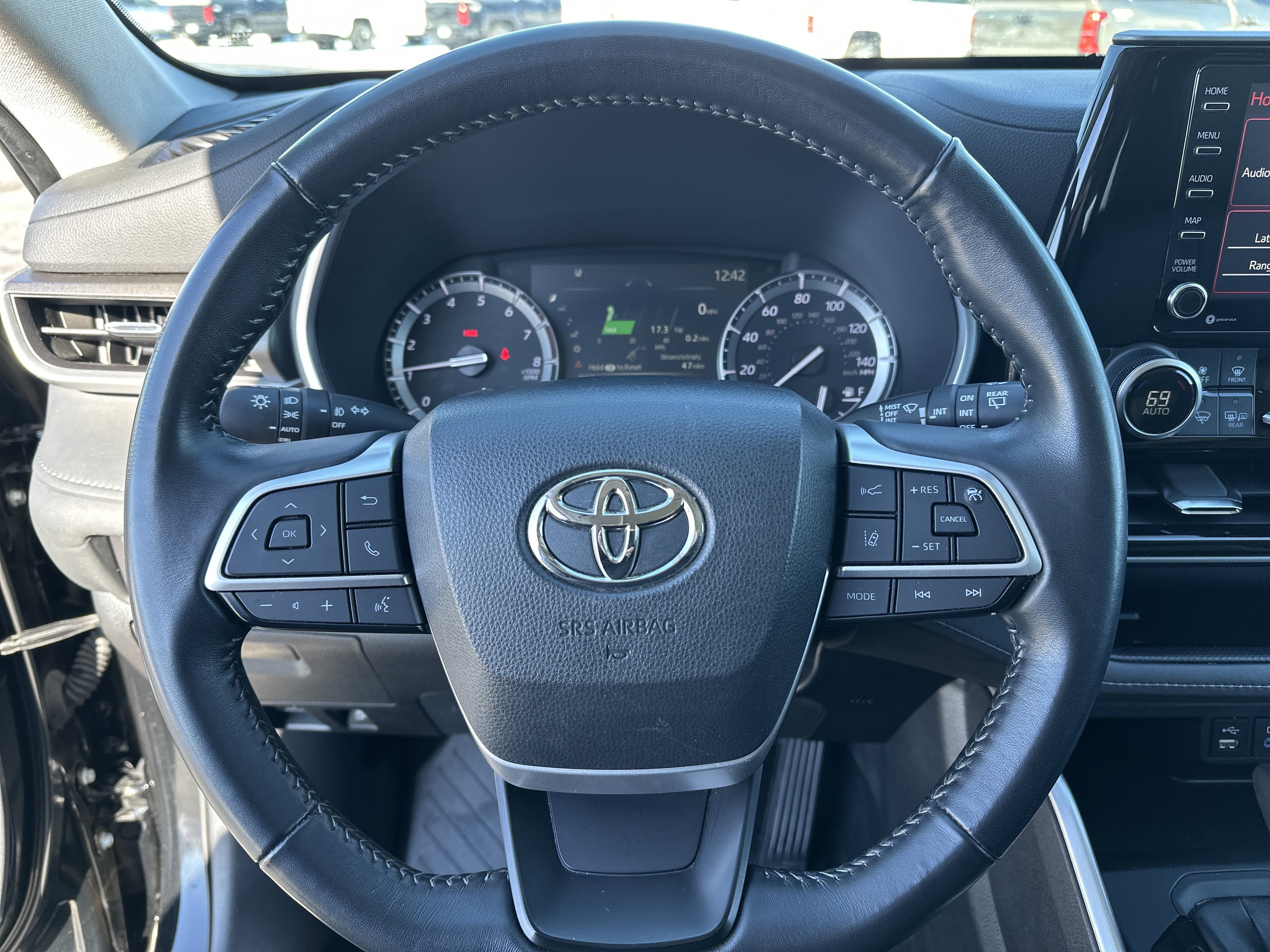 Used 2022 Toyota Highlander XLE image 18