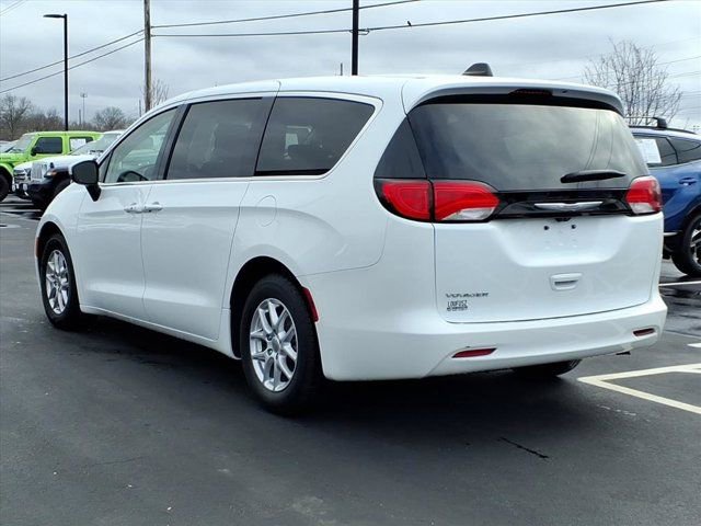 Used 2023 Chrysler Voyager LX image 5