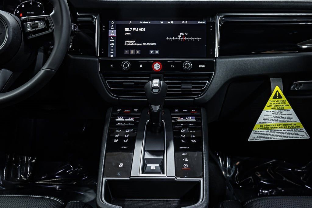 Certified 2025 Porsche Macan image 16