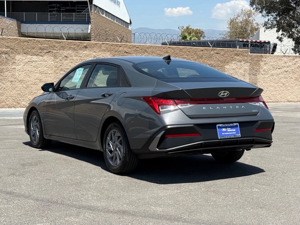Used 2025 Hyundai Elantra Hybrid FWD image 4