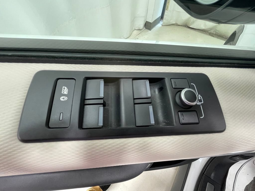 Used 2022 Land Rover Discovery HSE R-Dynamic AWD/4WD image 12