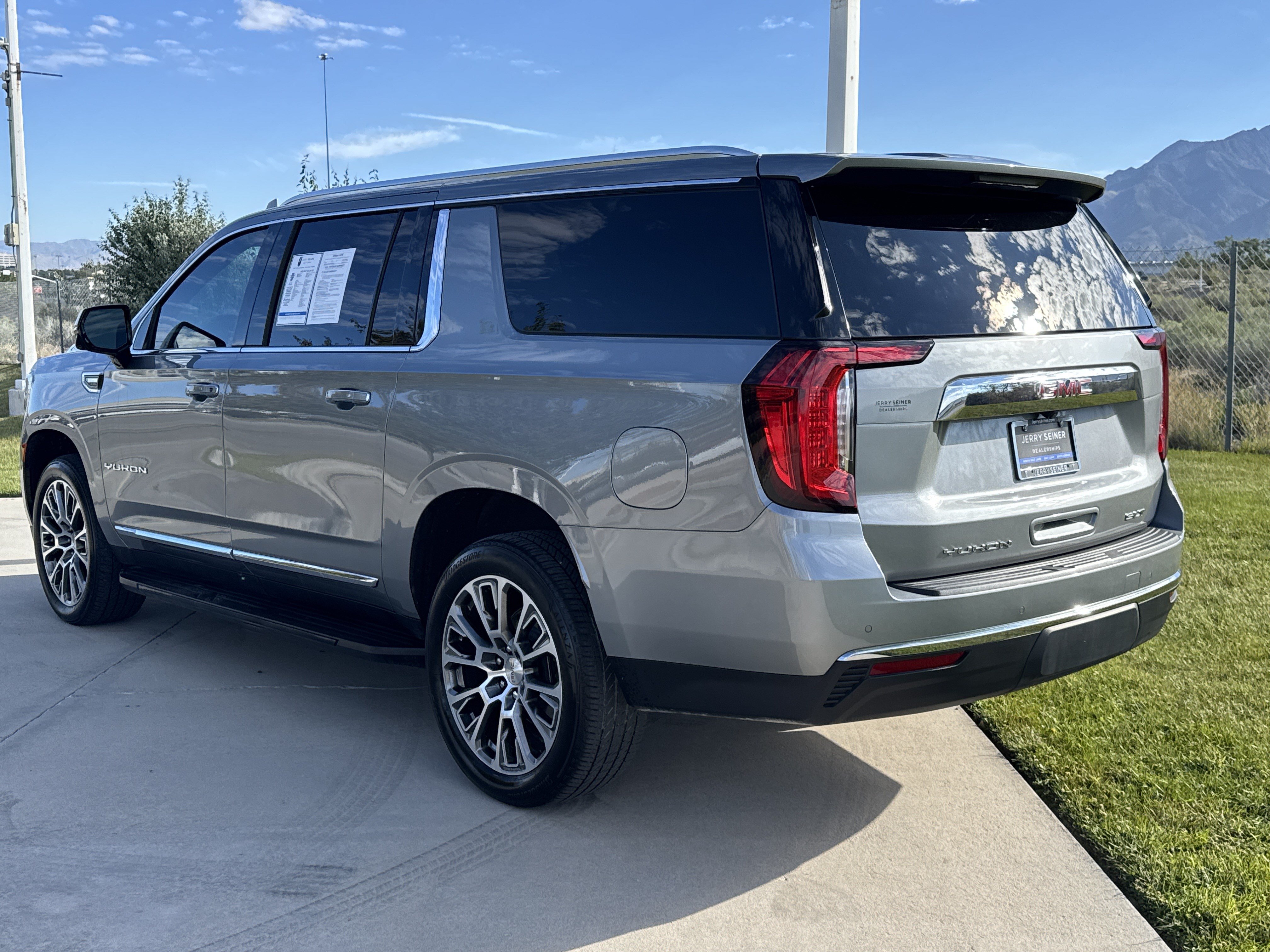 Used 2023 GMC Yukon XL SLT w/ SLT Premium Package AWD/4WD image 3