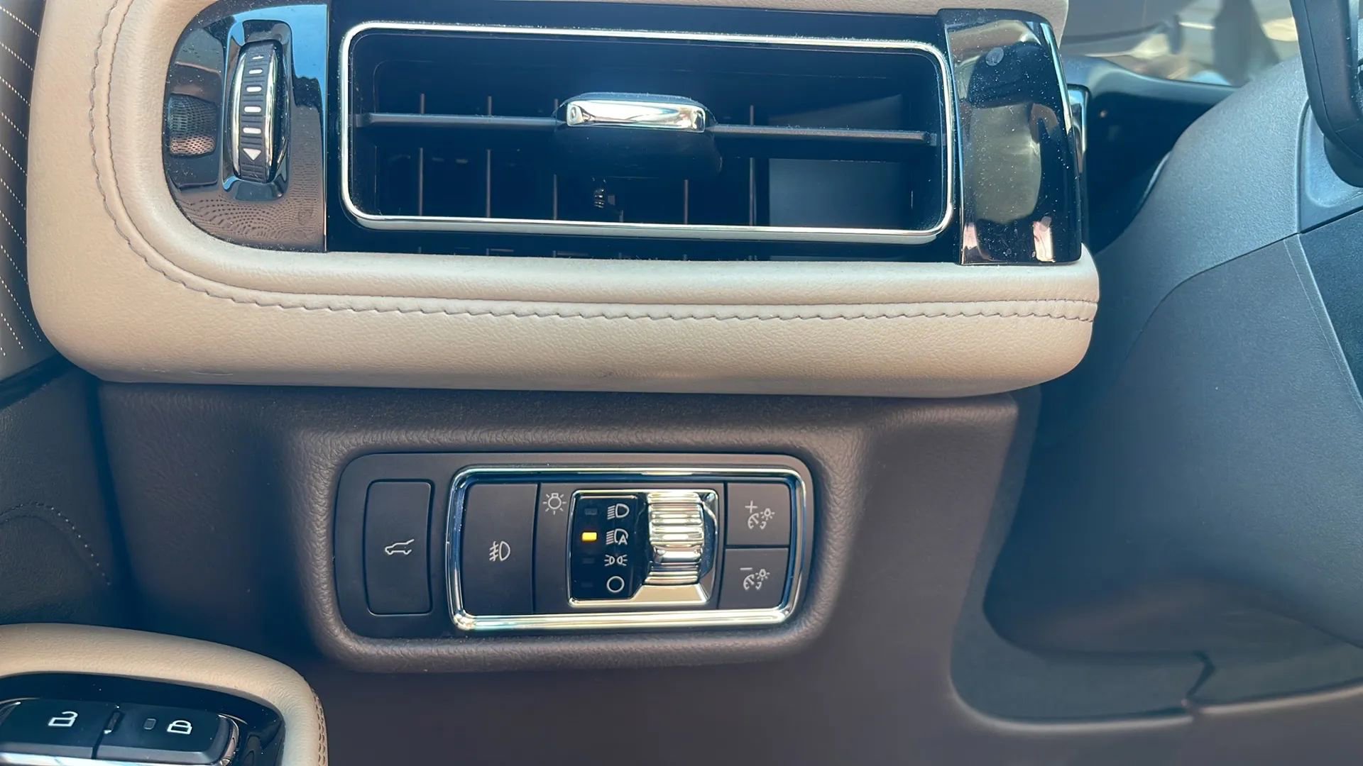 Used 2020 Lincoln Aviator Reserve w/ Equipment Group 202A AWD/4WD image 16