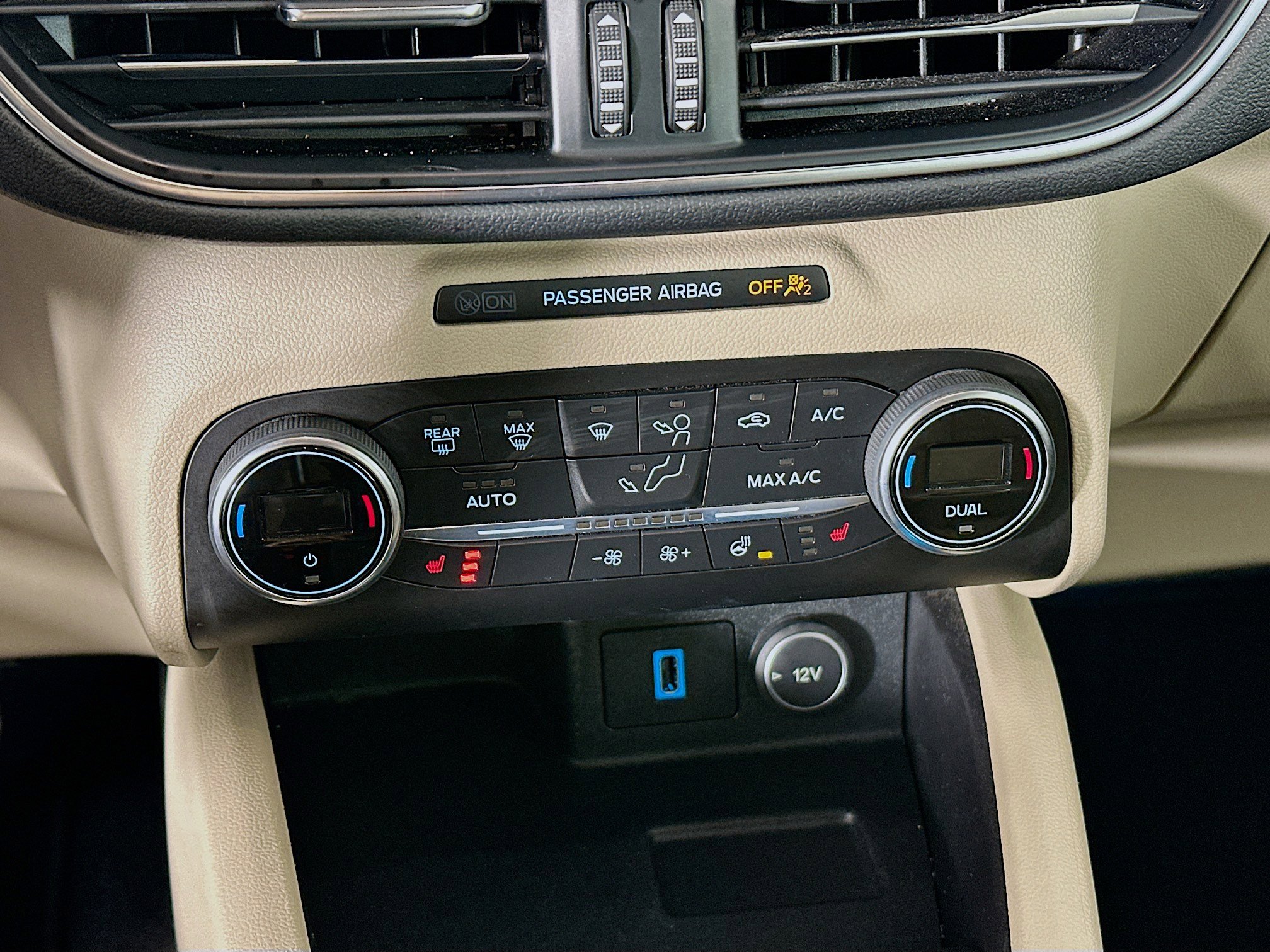 Used 2020 Ford Escape Titanium image 24