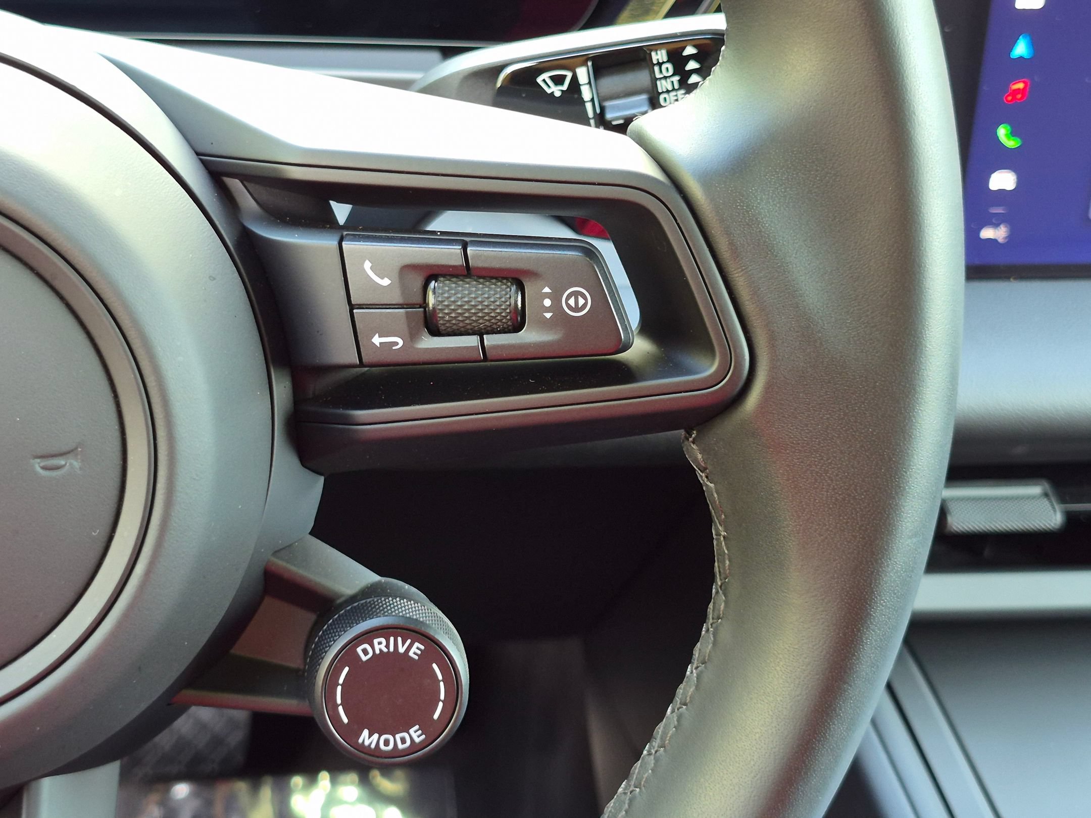 Certified 2025 Porsche Macan 4 Electric AWD/4WD image 10