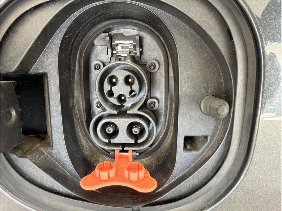 Used 2018 Chevrolet Bolt Premier w/ Driver Confidence II Package FWD image 31