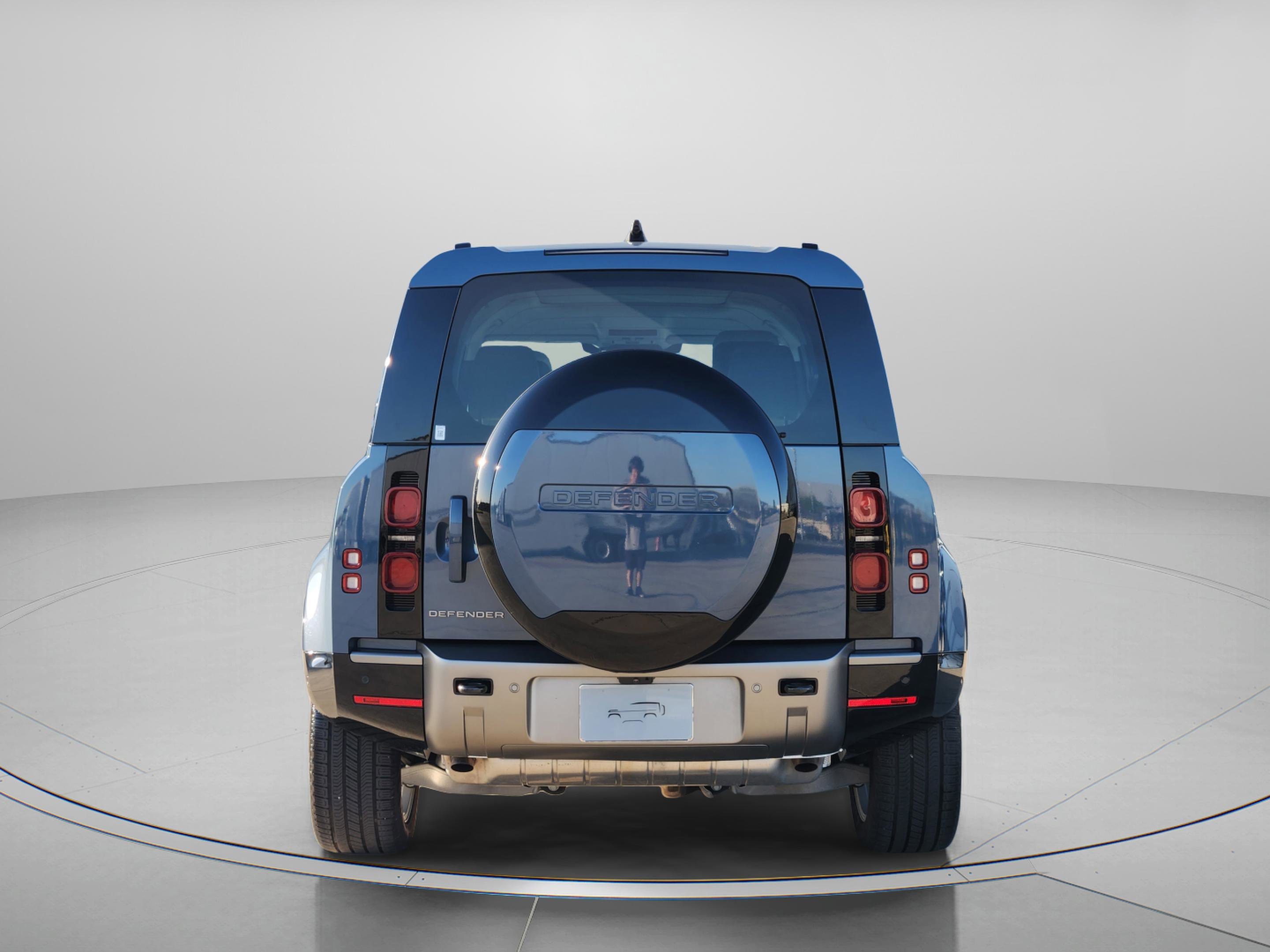 Used 2025 Land Rover Defender 110 X-Dynamic SE image 4