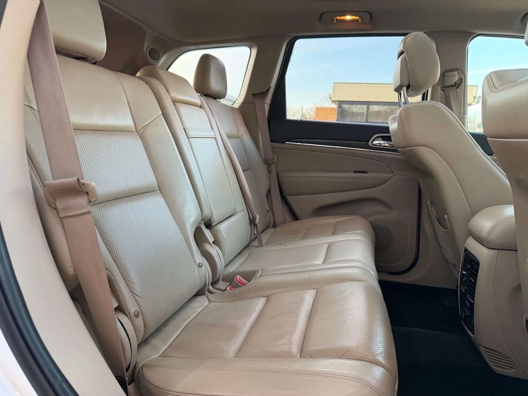 Used 2015 Jeep Grand Cherokee Limited w/ Luxury Group II image 14