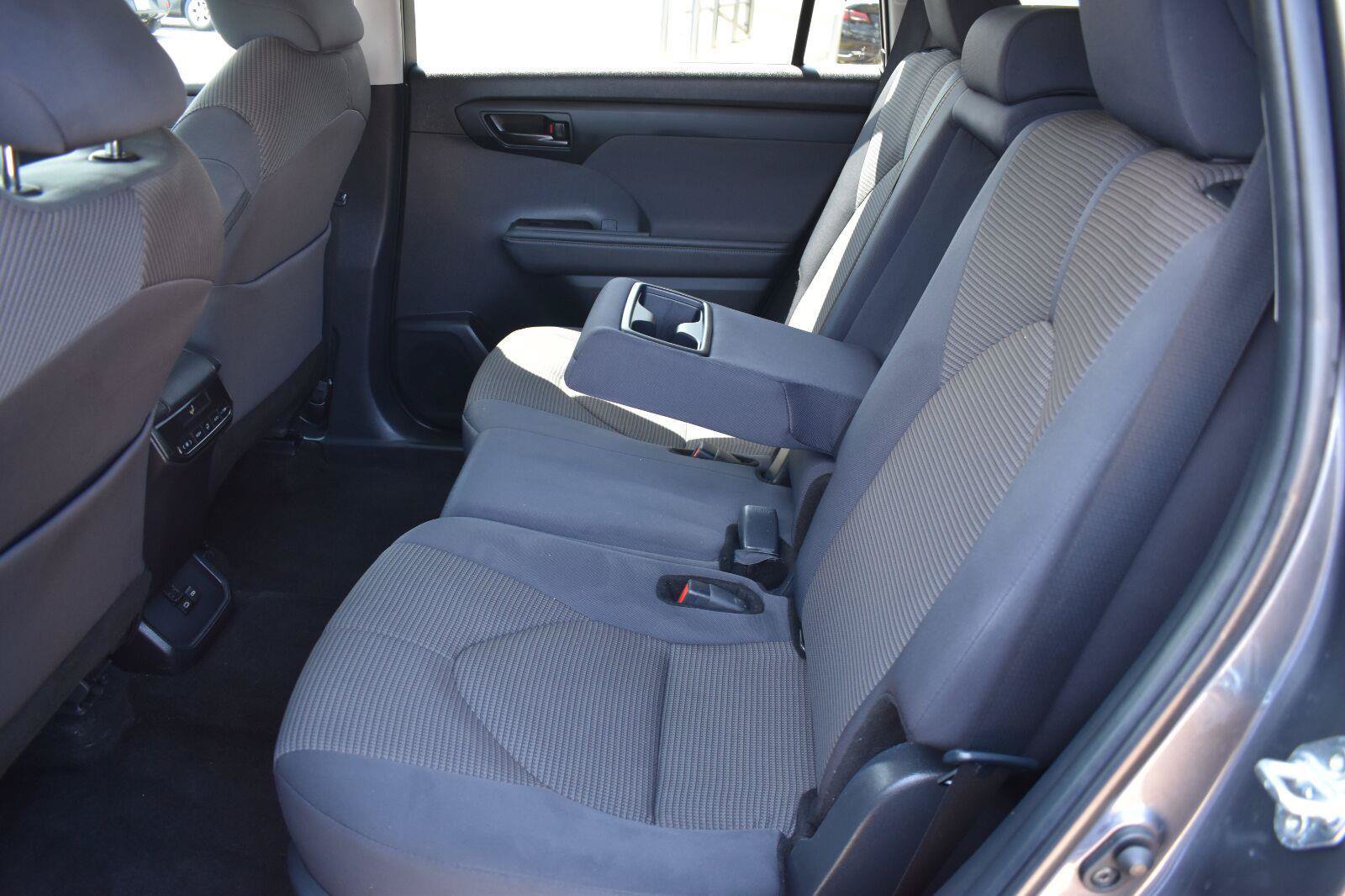 Used 2024 Toyota Highlander LE AWD/4WD image 18