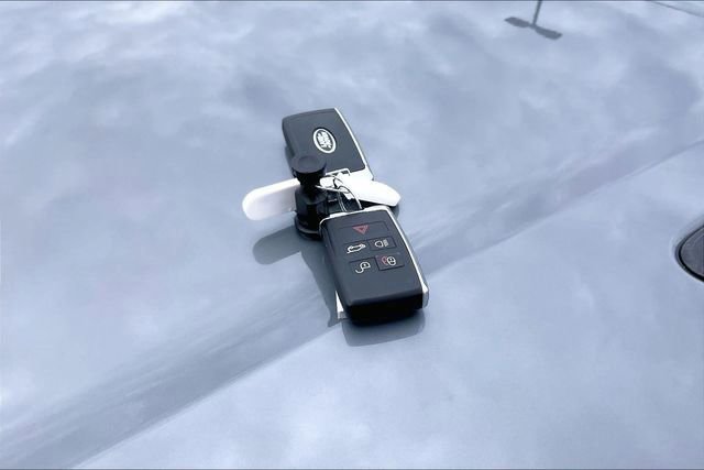 Used 2025 Land Rover Range Rover Velar Dynamic SE image 11