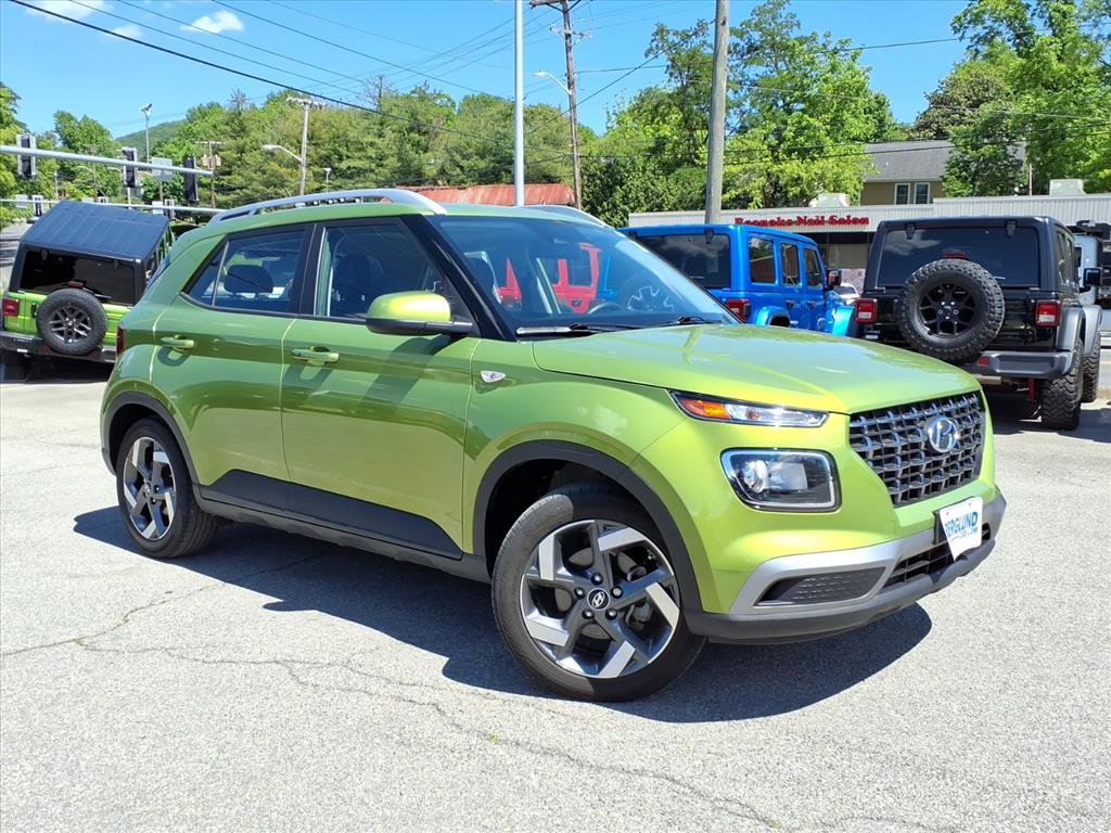 Used 2024 Hyundai Venue SEL FWD image 2