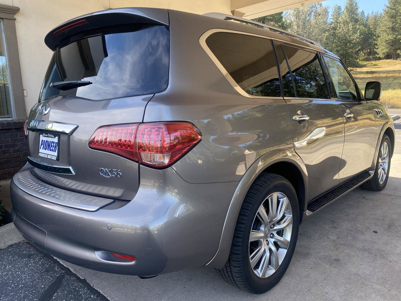 Used 2013 INFINITI QX56 4WD w/ Deluxe Touring Pkg image 7