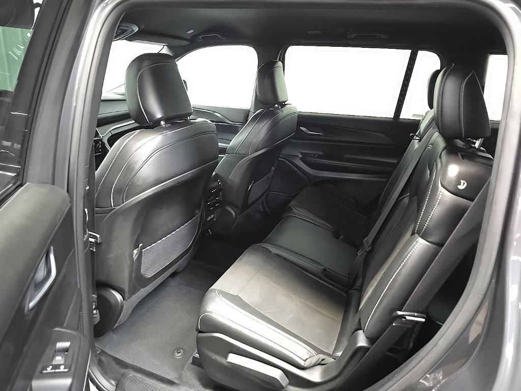 Used 2024 Jeep Grand Cherokee L Laredo image 30