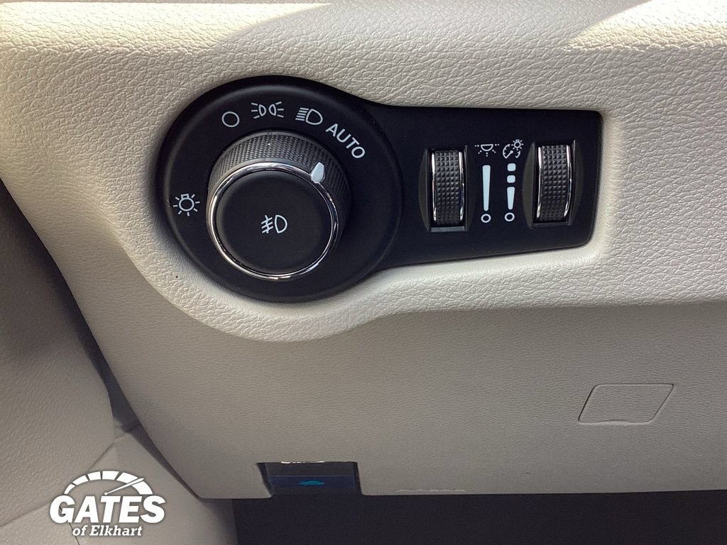 Used 2023 Chrysler Pacifica Touring-L FWD image 25