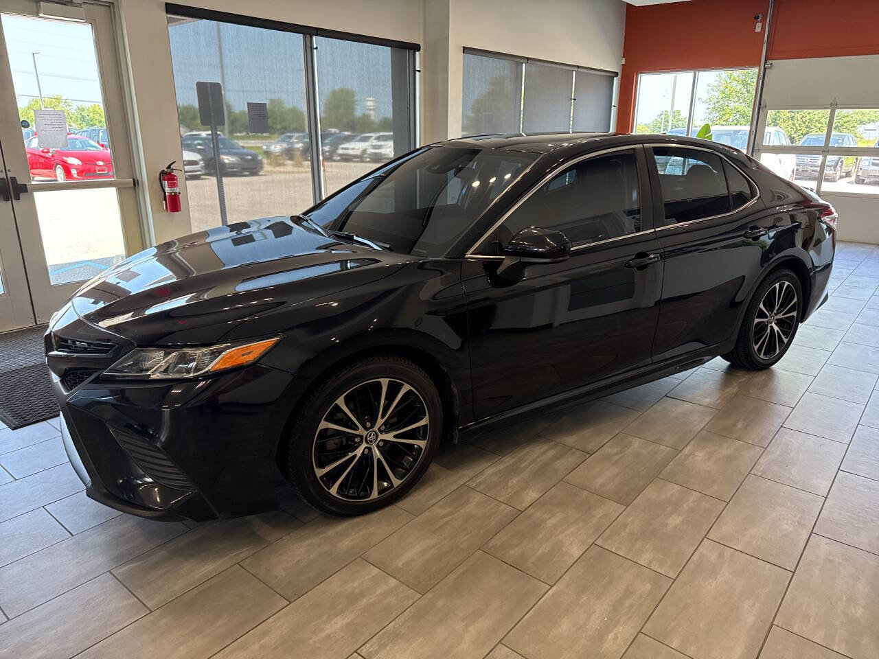 Used 2020 Toyota Camry SE w/ Phone Cable & Charge Package image 7