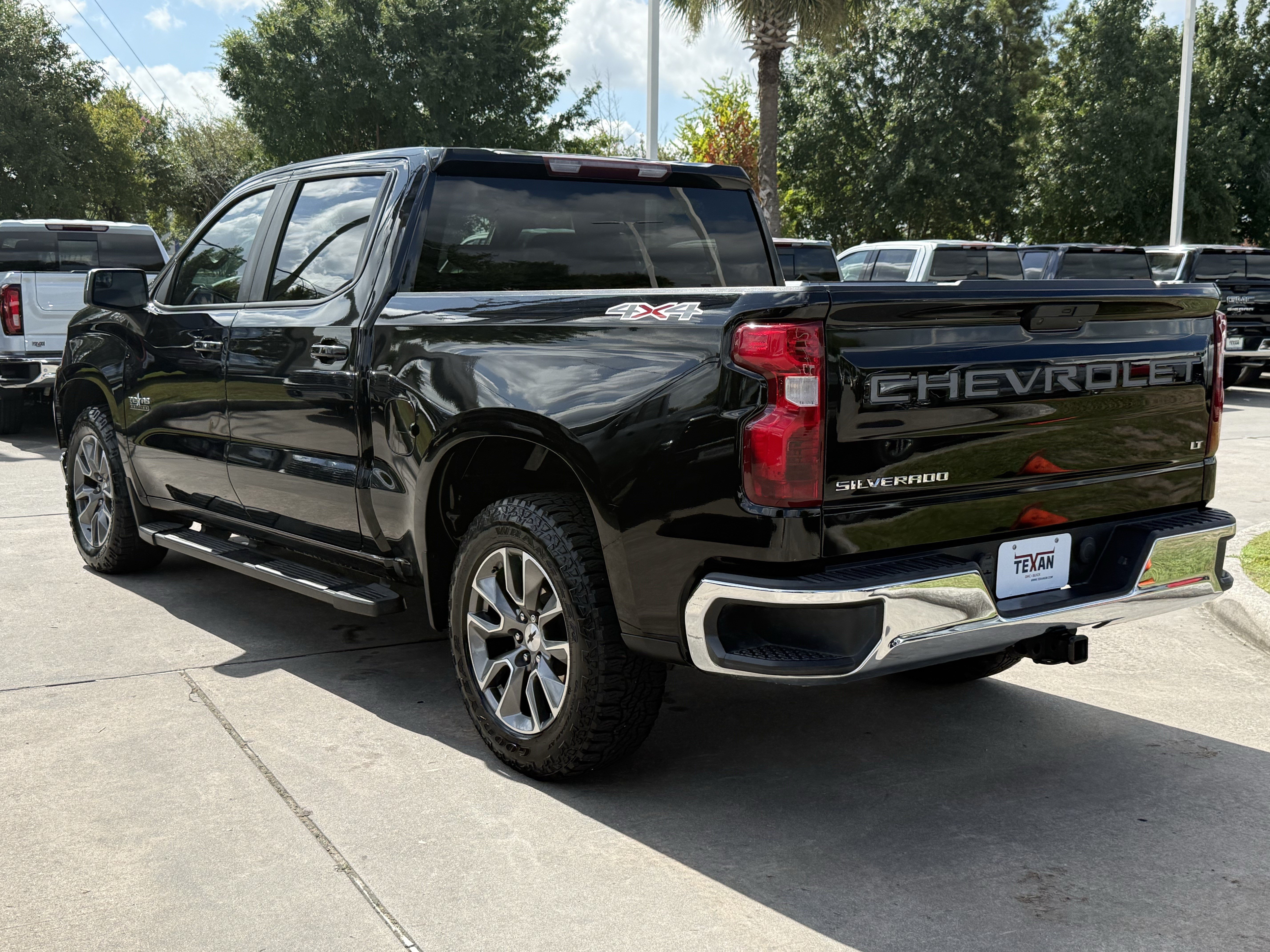 Used 2022 Chevrolet Silverado 1500 LT AWD/4WD image 7