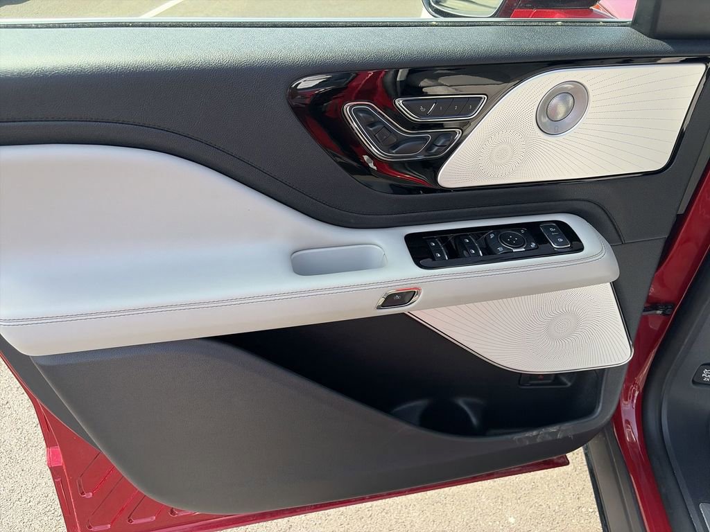Used 2025 Lincoln Aviator Reserve w/ Equipment Group 201A image 13