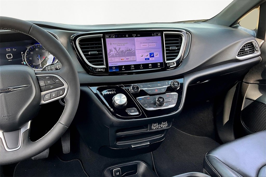 Used 2025 Chrysler Pacifica Select image 6