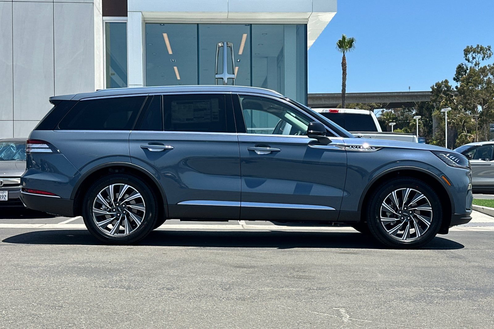 Used 2026 Lincoln Aviator 2WD image 2