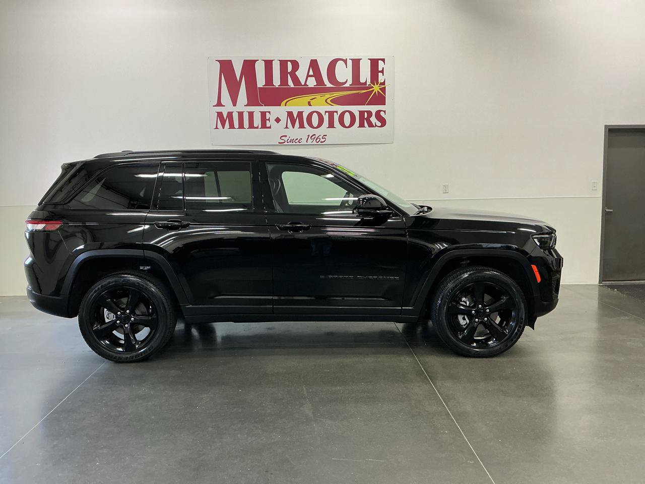 Used 2023 Jeep Grand Cherokee Altitude AWD/4WD image 6