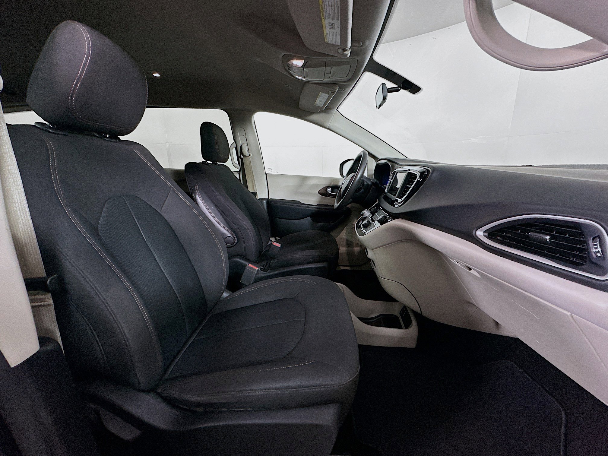 Used 2018 Chrysler Pacifica LX FWD image 28