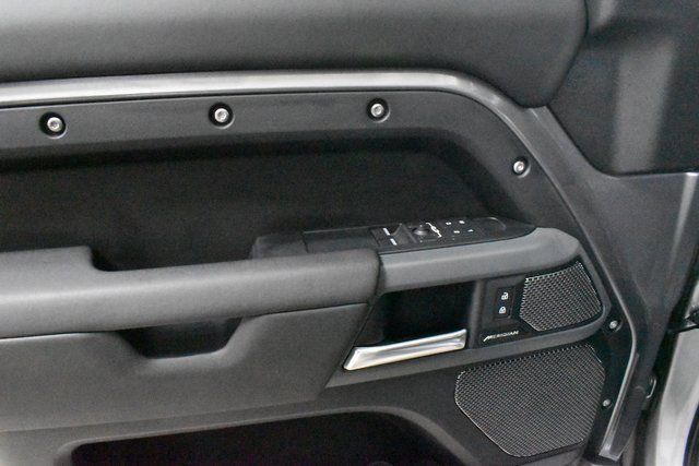 Used 2024 Land Rover Defender 90 X-Dynamic SE image 17