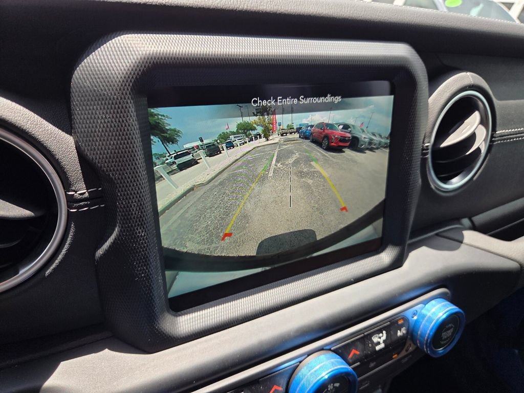 Used 2022 Jeep Wrangler Unlimited Sahara w/ LED Lighting Group AWD/4WD image 33