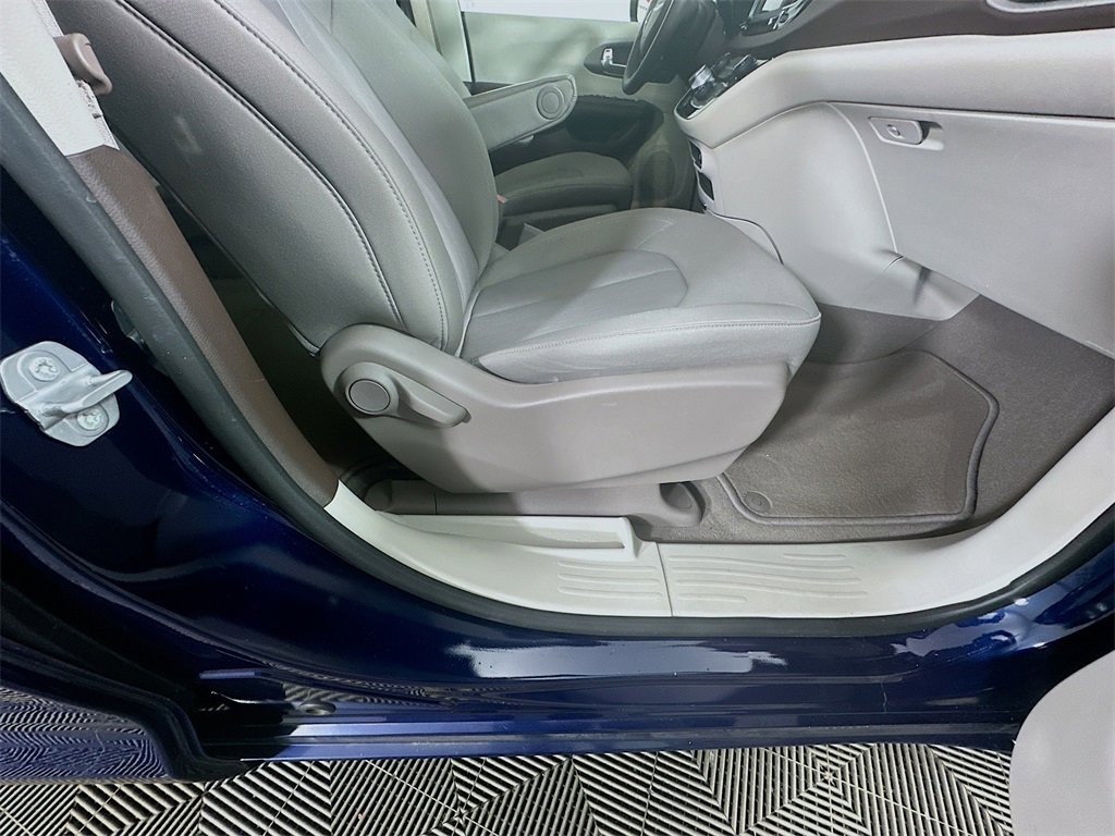 Used 2020 Chrysler Voyager LX image 24