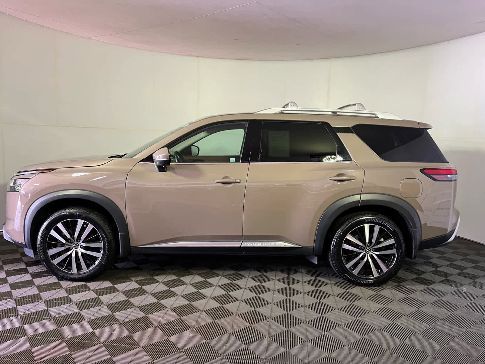 Used 2023 Nissan Pathfinder Platinum image 4