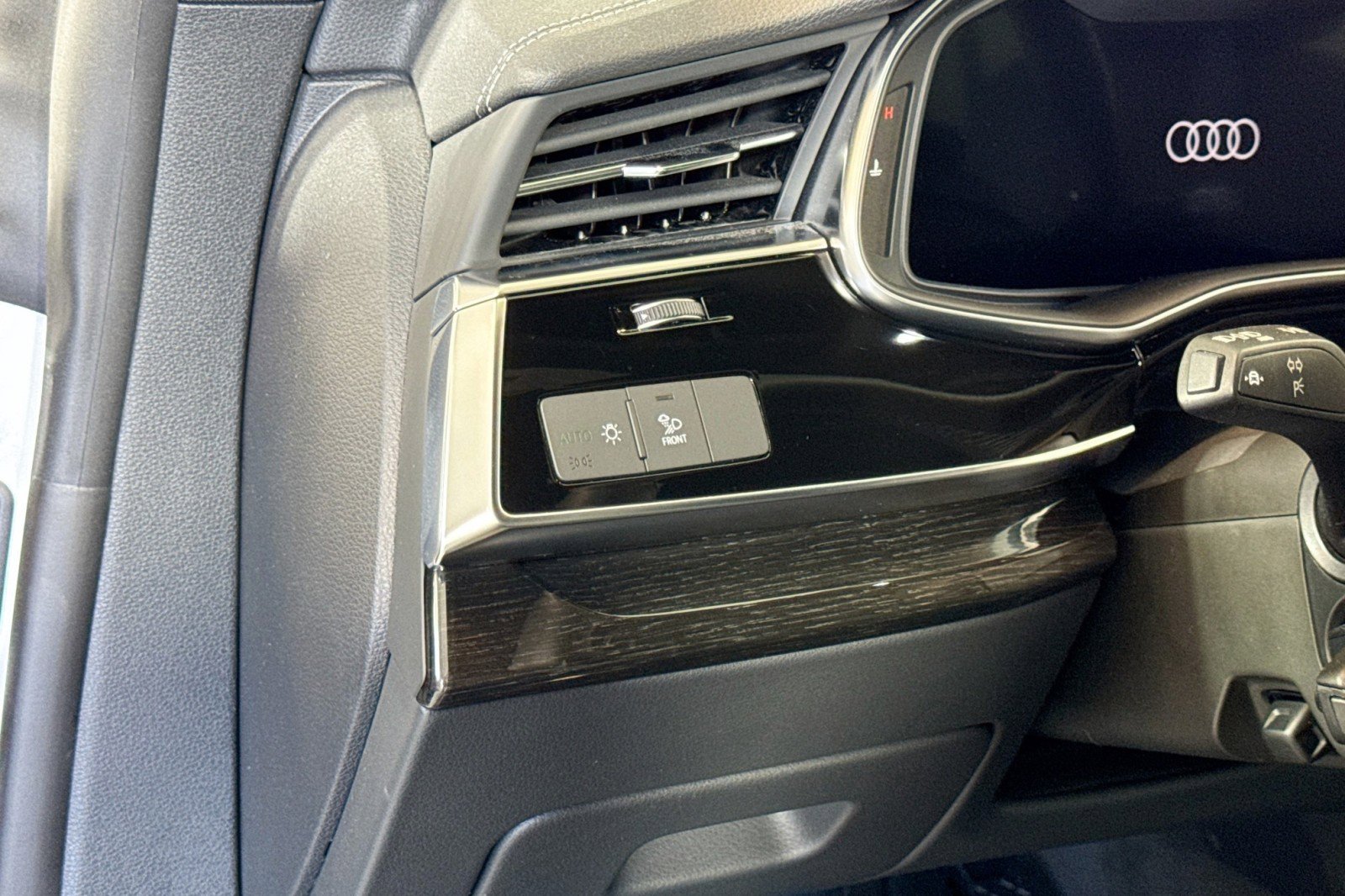 Used 2025 Audi Q8 Premium w/ Black Optic Package image 10