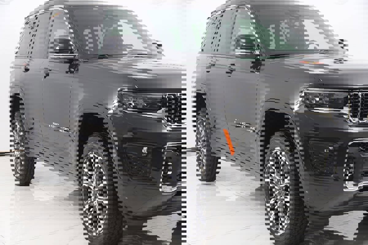 Used 2024 Jeep Grand Cherokee Overland w/ Luxury Tech Group IV image 42