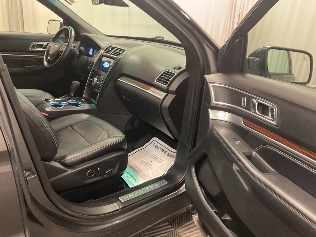 Used 2017 Ford Explorer Limited w/ Equipment Group 301A AWD/4WD image 32