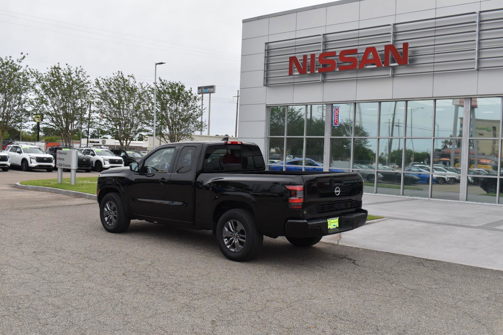 Used 2025 Nissan Frontier SV image 4