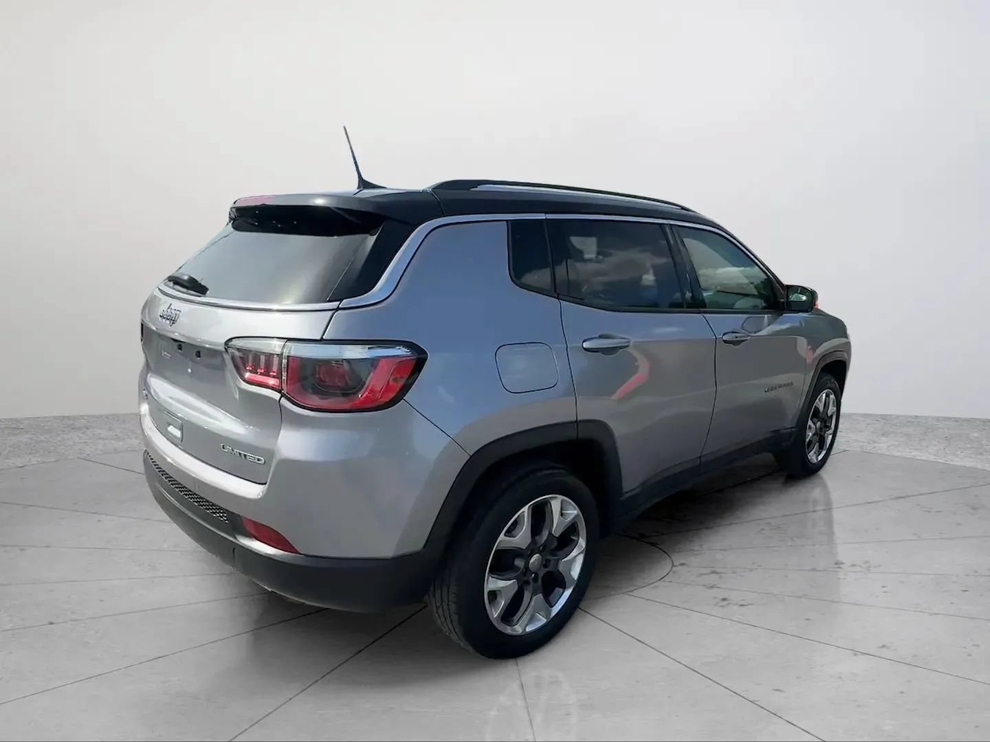 Used 2018 Jeep Compass Limited w/ Safe & Security Group AWD/4WD image 3
