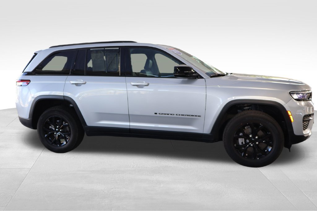 Used 2025 Jeep Grand Cherokee Altitude AWD/4WD image 19