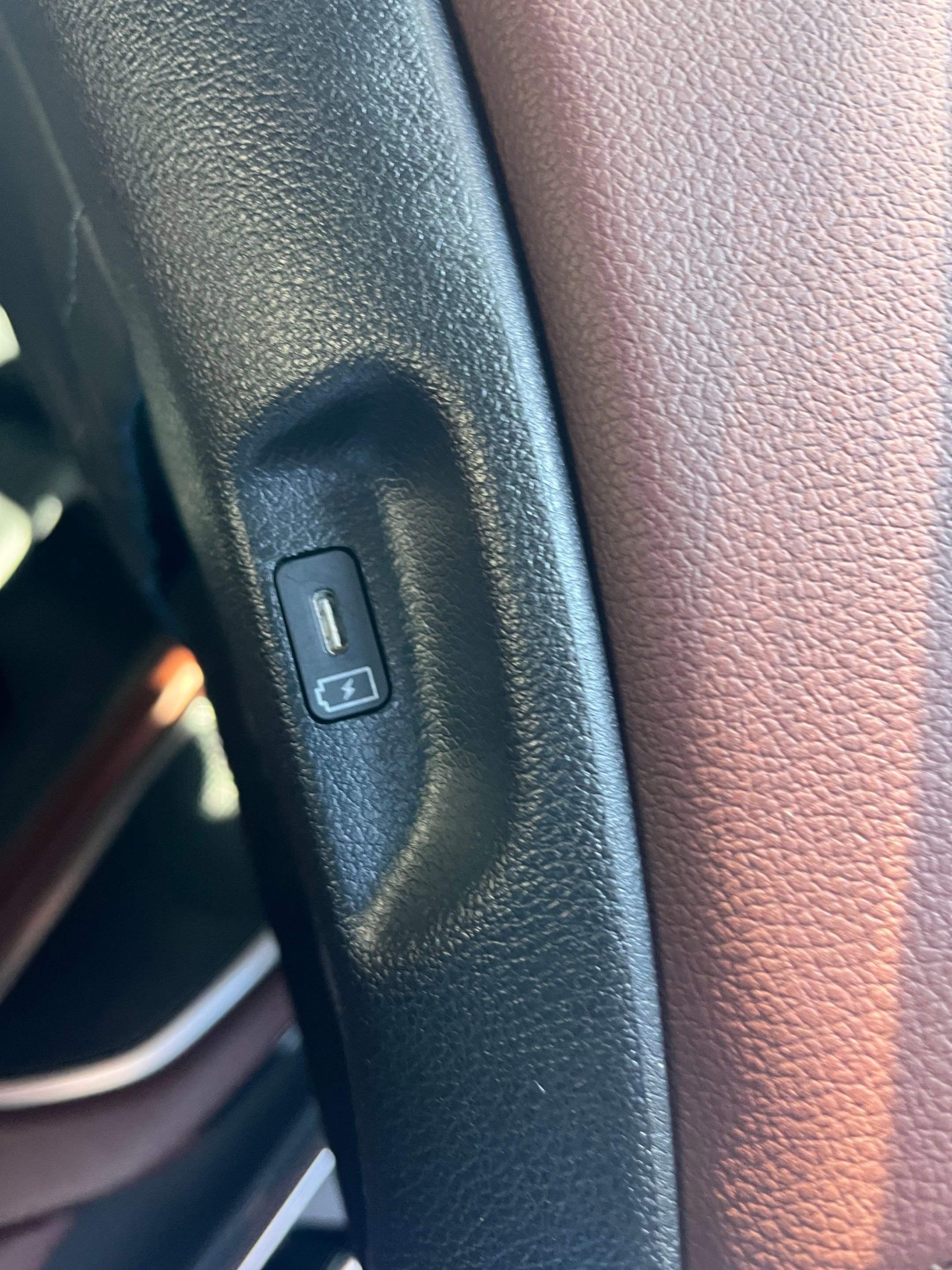 Used 2024 Kia Telluride EX w/ EX Captain's Chair Package image 36