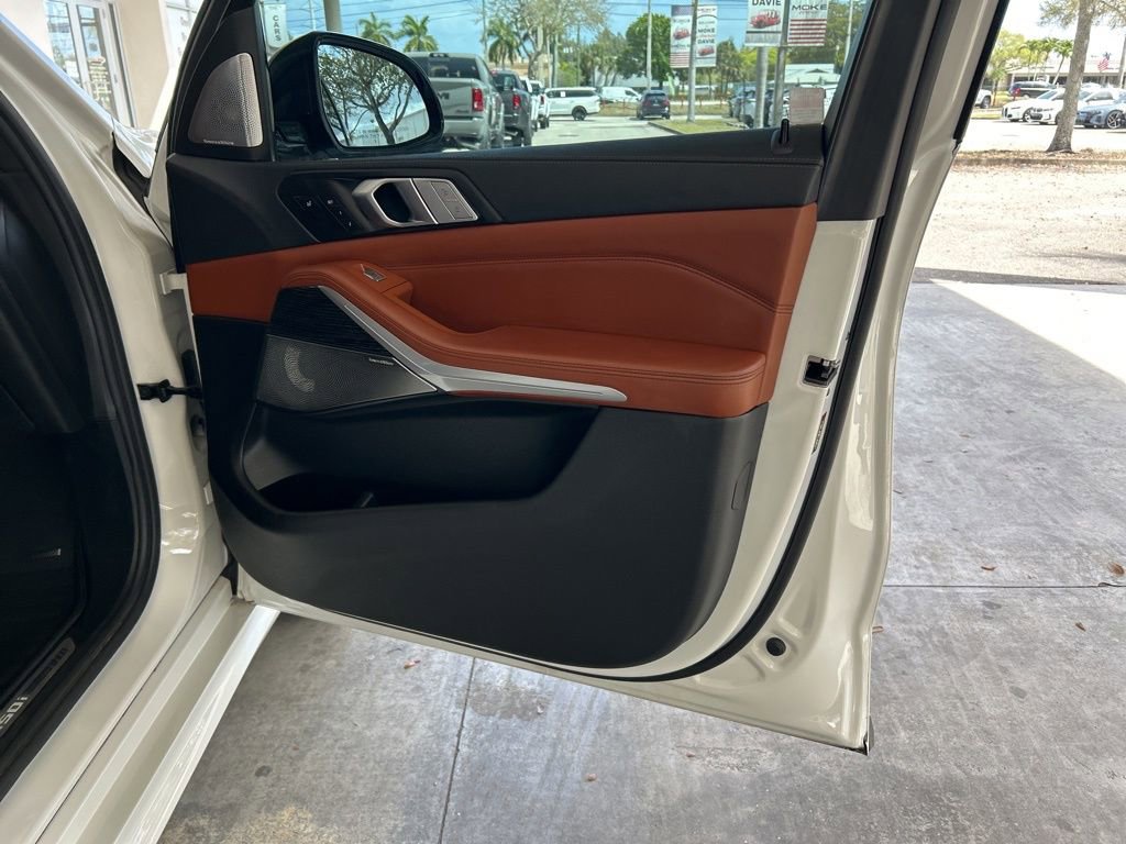 Used 2022 BMW X7 M50i image 24