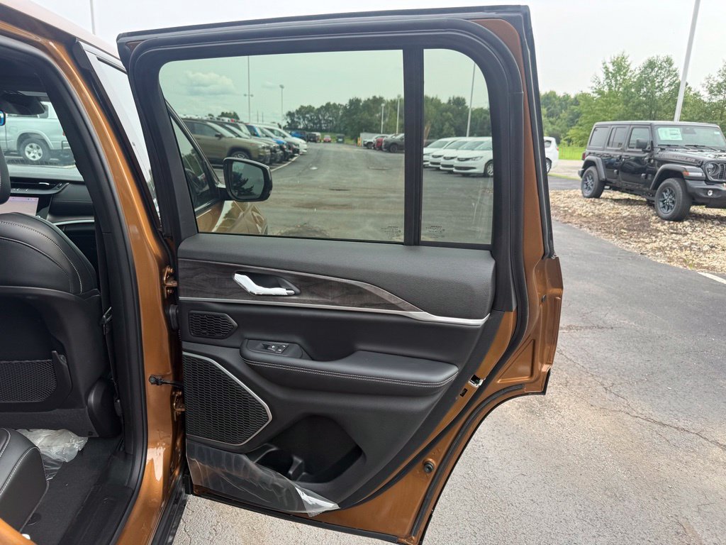 New 2026 Jeep Grand Cherokee Limited w/ Limited Altitude Package AWD/4WD image 48