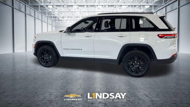 Used 2024 Jeep Grand Cherokee Altitude AWD/4WD image 7